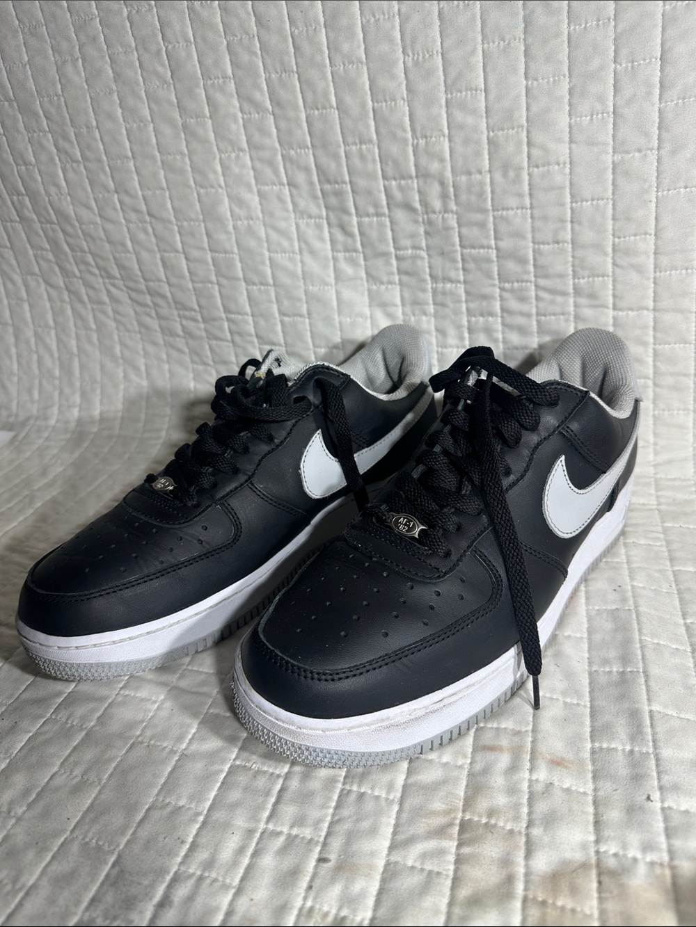 Nike Air Force 1 '07 LV8 Low sneakers in black and white. NO INSOLES